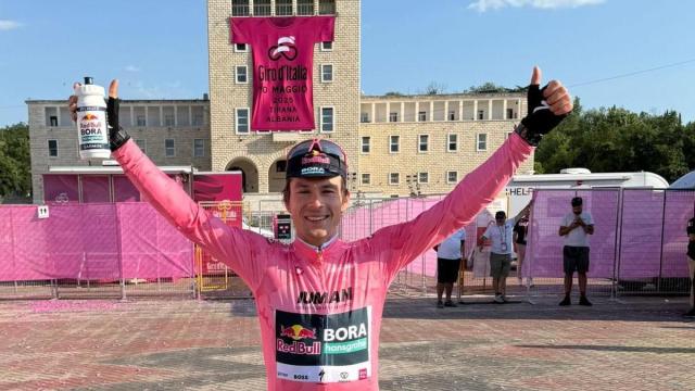 Primoz Roglic, de rosa. / Red Bull / Sprint Cycling Primoz Roglic, de rosa.