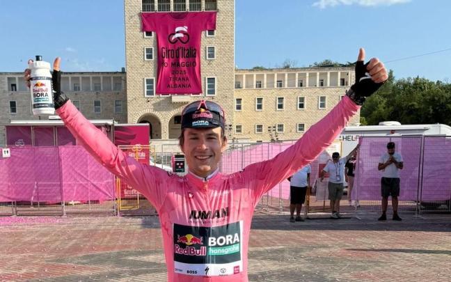 Primoz Roglic, de rosa. / Red Bull / Sprint Cycling Primoz Roglic, de rosa.