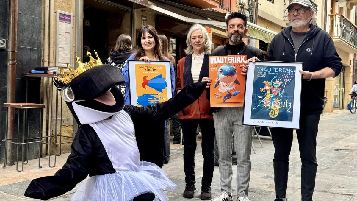 Koxme Balea, Irantzu Barrondo, Maria Angela Dulanto, Jorge Ignacio Dávila y Felix Borda, en la presentación del Carnaval de Zarautz y entrega de premios del certamen de carteles.