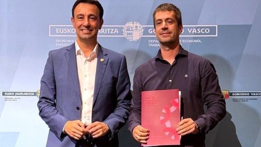 El Vicelehendakari Mikel Torres y el alcalde de Amurrio, Txerra Molinuevo, tras la firma de adhesión a Zain Sare