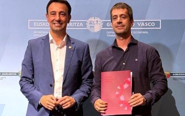 El Vicelehendakari Mikel Torres y el alcalde de Amurrio, Txerra Molinuevo, tras la firma de adhesión a Zain Sare / Cedida El Vicelehendakari Mikel Torres y el alcalde de Amurrio, Txerra Molinuevo, tras la firma de adhesión a Zain Sare