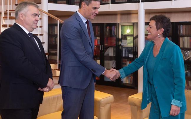 Mertxe Aizpurua saluda a Pedro Sánchez en presencia de Santos Cerdán