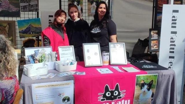 Tres voluntarias de Lau Katu Beasain en el Día de las Asociaciones.