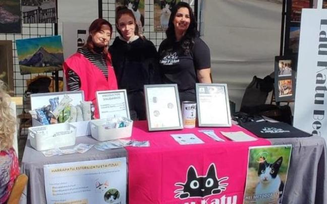 Tres voluntarias de Lau Katu Beasain en el Día de las Asociaciones.