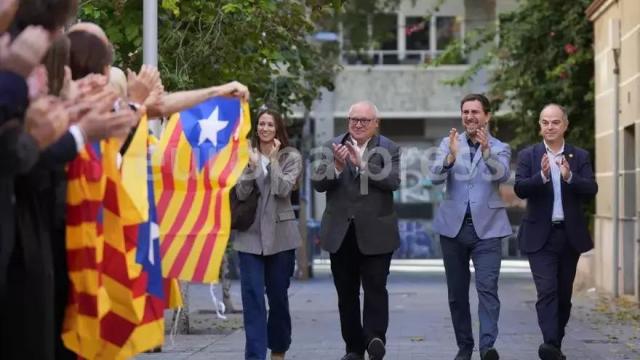 Los exconsellers de la Generalitat Lluís Puig (2i) y Toni Comín (2d) a su llegada a la sede de Junts, a 26 de octubre de 2026, en Barcelona, Catalunya (España)