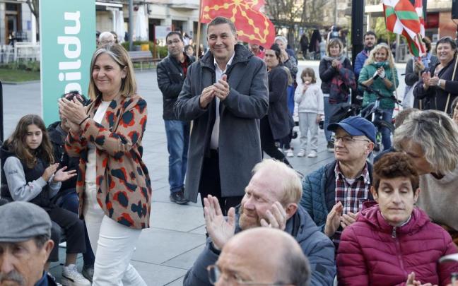 La candidata por Gipuzkoa, Nerea Kortajarena, y el coordinador general de EH Bildu, Arnaldo Otegi, ayer en Irun.