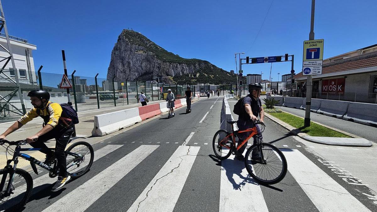 Cclistas pasean por Gibraltar.