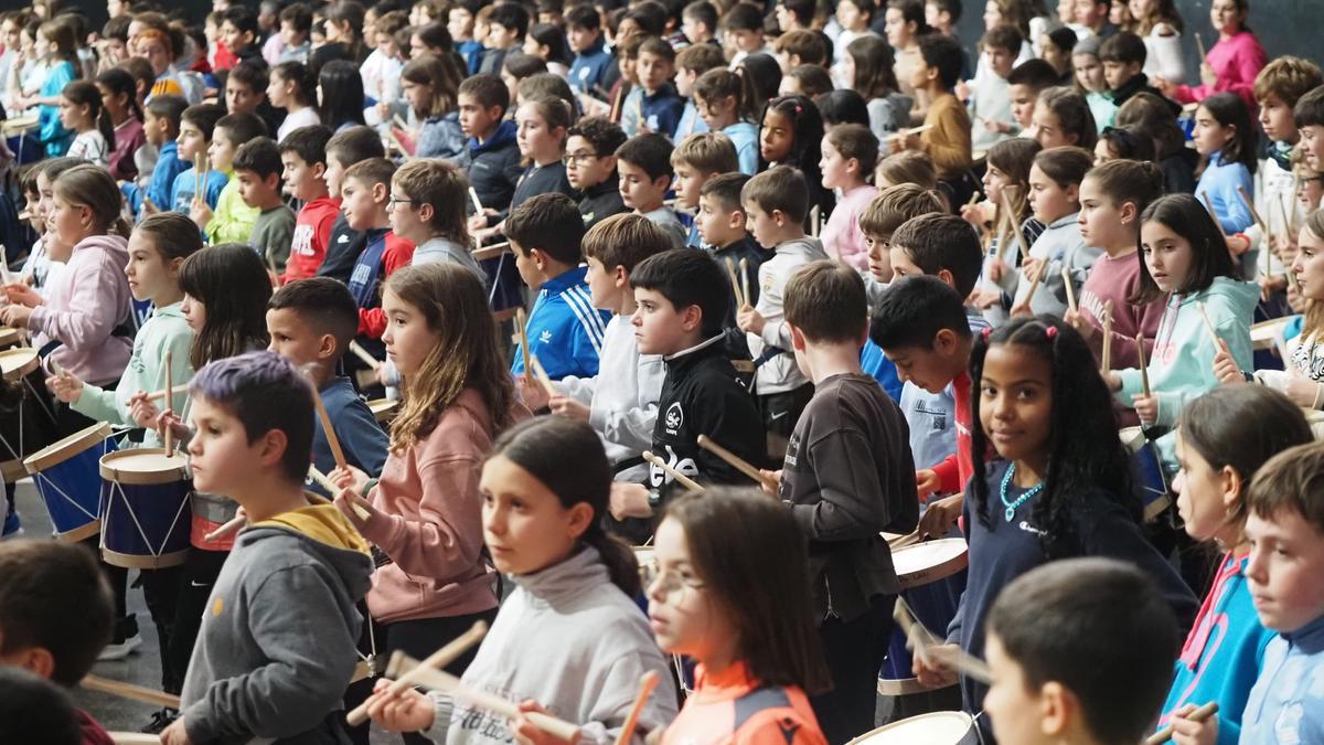Los pequeños han preparado con mimo la tamborrada infantil del día de San Sebastián en los ensayos del frontón Izarraitz.