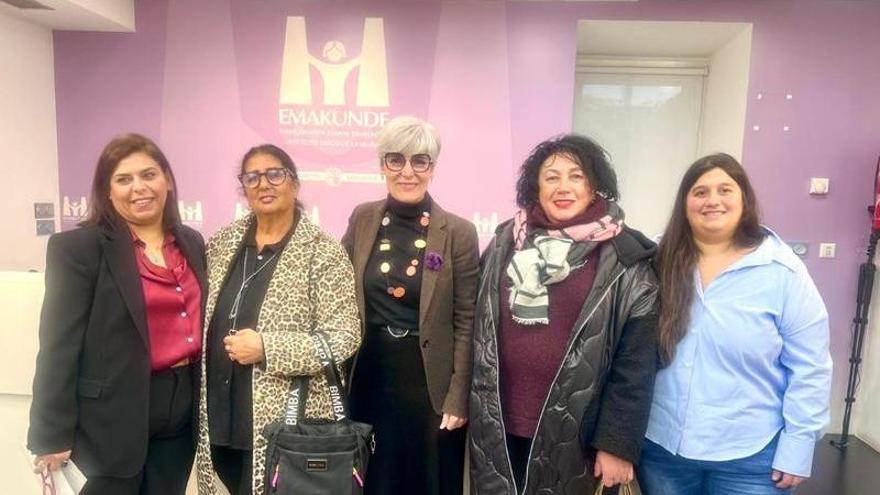 La directora de Emakunde, Miren Elgarresta, junto a las representantes de las asociaciones.