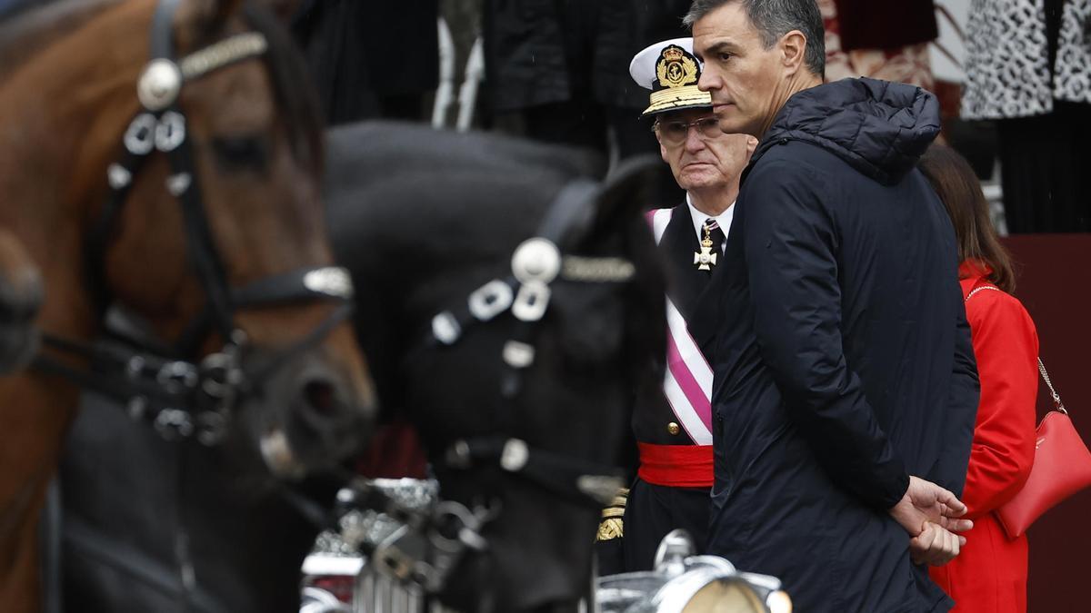 El presidente del Gobierno español, Pedro Sánchez, asistiendo al desfile del día de la Hispanidad