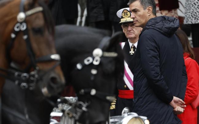 El presidente del Gobierno español, Pedro Sánchez, asistiendo al desfile del día de la Hispanidad