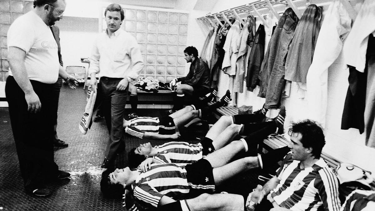 Javier Clemente, en el vestuario, con los jugadores del último Athletic campeón.