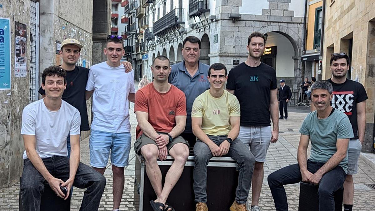 Representantes de las elektrotxarangas y organizadores durante la presentación del concurso