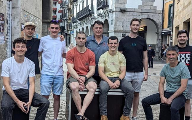 Representantes de las elektrotxarangas y organizadores durante la presentación del concurso