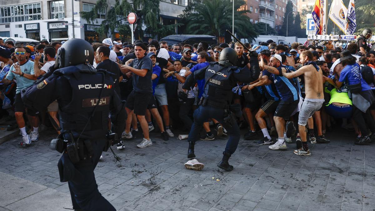 Cargas policiales contra los hinchas del Marsella cerca del Bernabéu