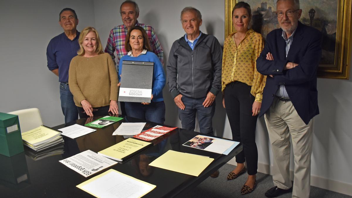 Iñigo Artetxe, Uxune Retolaza, Koldo Narbaiza, Jone Unzueta, Iñaki Muneta, Mireia Zarate, presidenta de SAF, e Ignacio Etxeberria, en el momento de la donación.