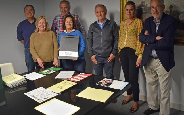 Iñigo Artetxe, Uxune Retolaza, Koldo Narbaiza, Jone Unzueta, Iñaki Muneta, Mireia Zarate, presidenta de SAF, e Ignacio Etxeberria, en el momento de la donación. / SAF Iñigo Artetxe, Uxune Retolaza, Koldo Narbaiza, Jone Unzueta, Iñaki Muneta, Mireia Zarate, presidenta de SAF, e Ignacio Etxeberria, en el momento de la donación.