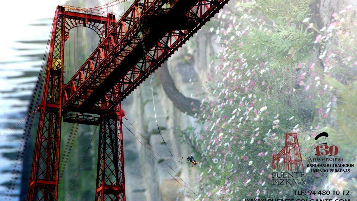 Las orillas floridas del Puente Colgante.