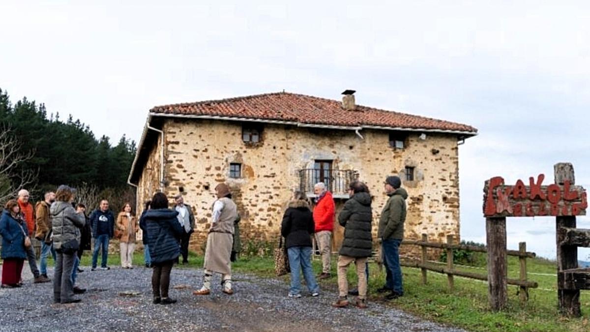 Visita teatralizada en la txakolinería Beldui de Laudio que acogerá el brindis de salida de Txakoli Bizi 2026