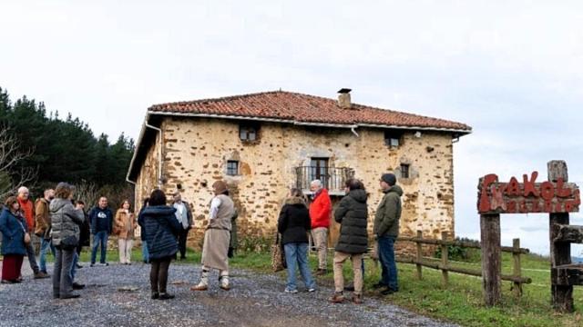 Visita teatralizada en la txakolinería Beldui de Laudio que acogerá el brindis de salida de Txakoli Bizi 2026