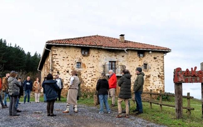 Visita teatralizada en la txakolinería Beldui de Laudio que acogerá el brindis de salida de Txakoli Bizi 2026