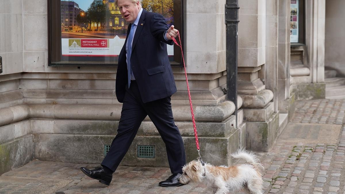 Boris Johnson con su inseparable Dilyn en una imagen de archivo tomada en Londres.