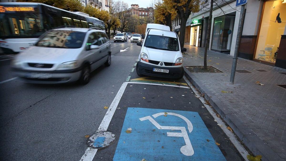 Una plaza para personas con discapacidad sin rebaje para acceder a la acera con la silla de ruedas.