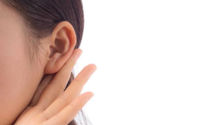 El uso constante de auriculares a volúmenes elevados puede provocar signos de envejecimiento auditivo precoz.