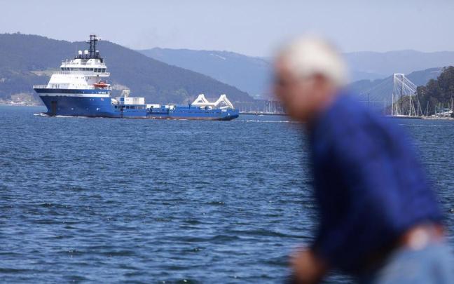 El buque de inspección del pecio del 'Villa de Pitanxo', el ‘Artabro’, a su salida del Puerto de Vigo.
