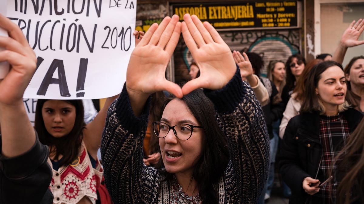 Varias mujeres se manifiestan bajo el lema ‘Las mujeres no se alquilan, los bebés no se compran’.