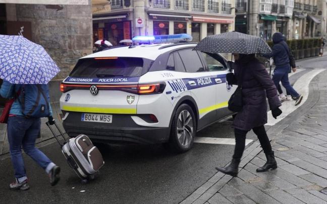 Un coche de la Policía Municipal de Vitoria ALEX LARRETXI Un coche de la Policía Municipal de Vitoria ALEX LARRETXI