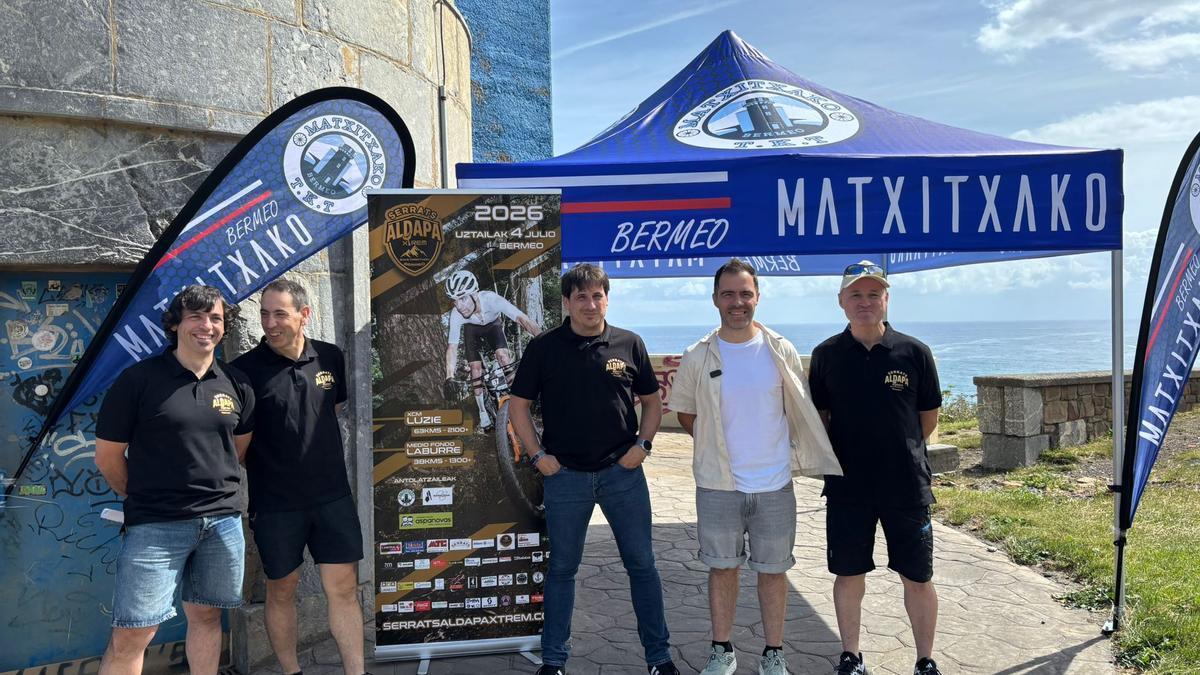 Presentación del reto solidario en Bermeo en el Faro Viejo de Matxitxako.
