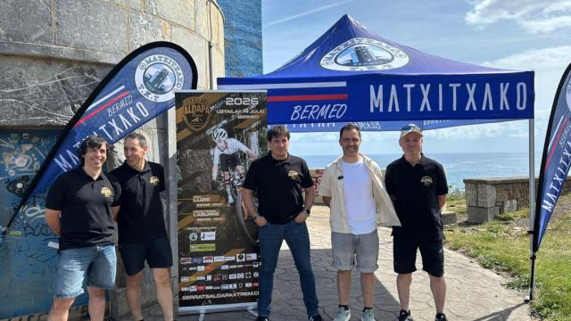 Presentación del reto solidario en Bermeo en el Faro Viejo de Matxitxako.