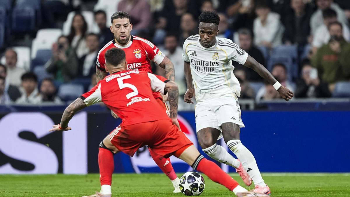 Vinicius dirige el balón durante la eliminatoria de Championes League contra el Benfica.