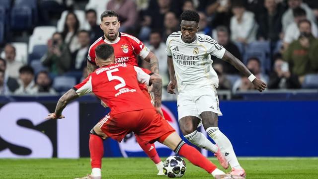 Vinicius dirige el balón durante la eliminatoria de Championes League contra el Benfica.