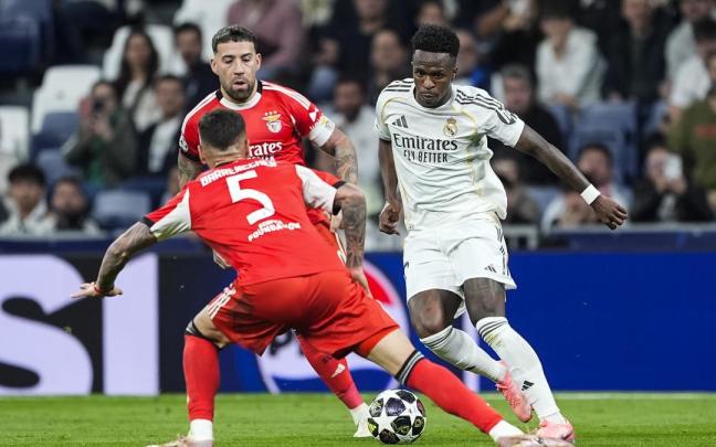 Vinicius dirige el balón durante la eliminatoria de Championes League contra el Benfica.
