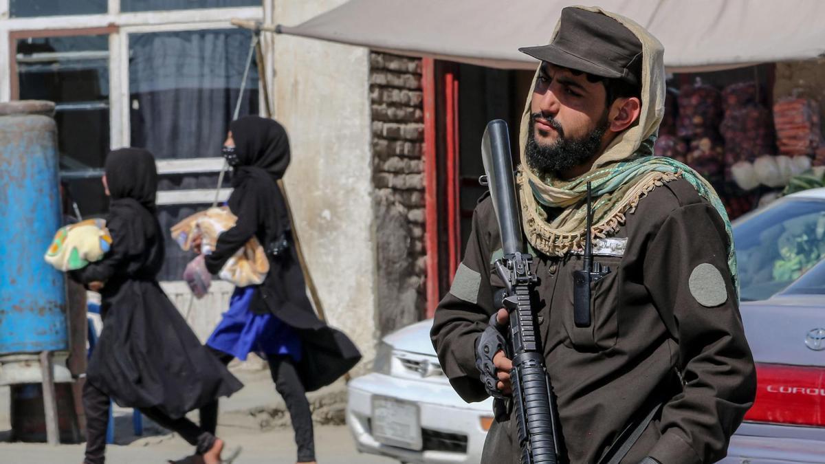 Un agente de seguridad talibán en Kabul, Afganistán.