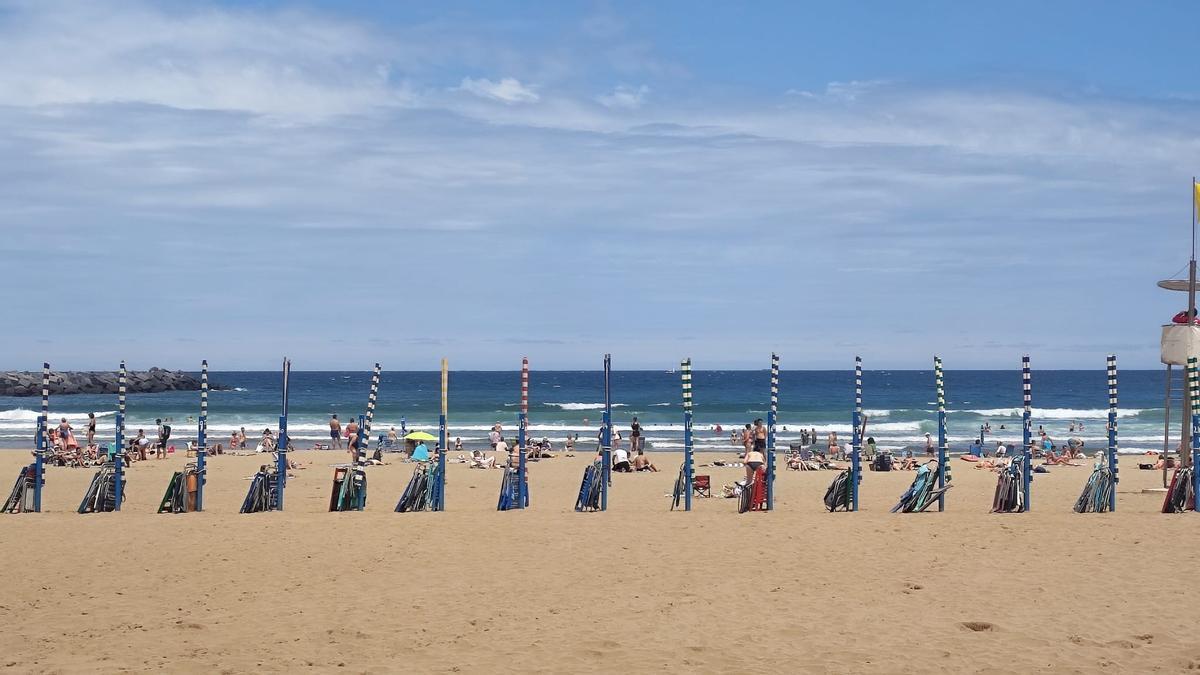Vista de la playa de Deba, a la espera de los bañistas en una jornada de sol.