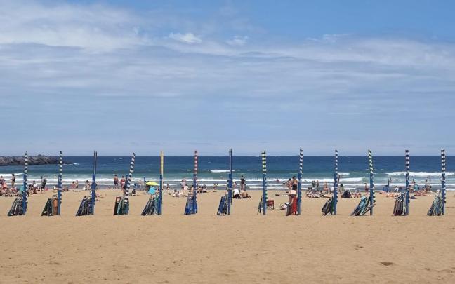 Vista de la playa de Deba, a la espera de los bañistas en una jornada de sol.