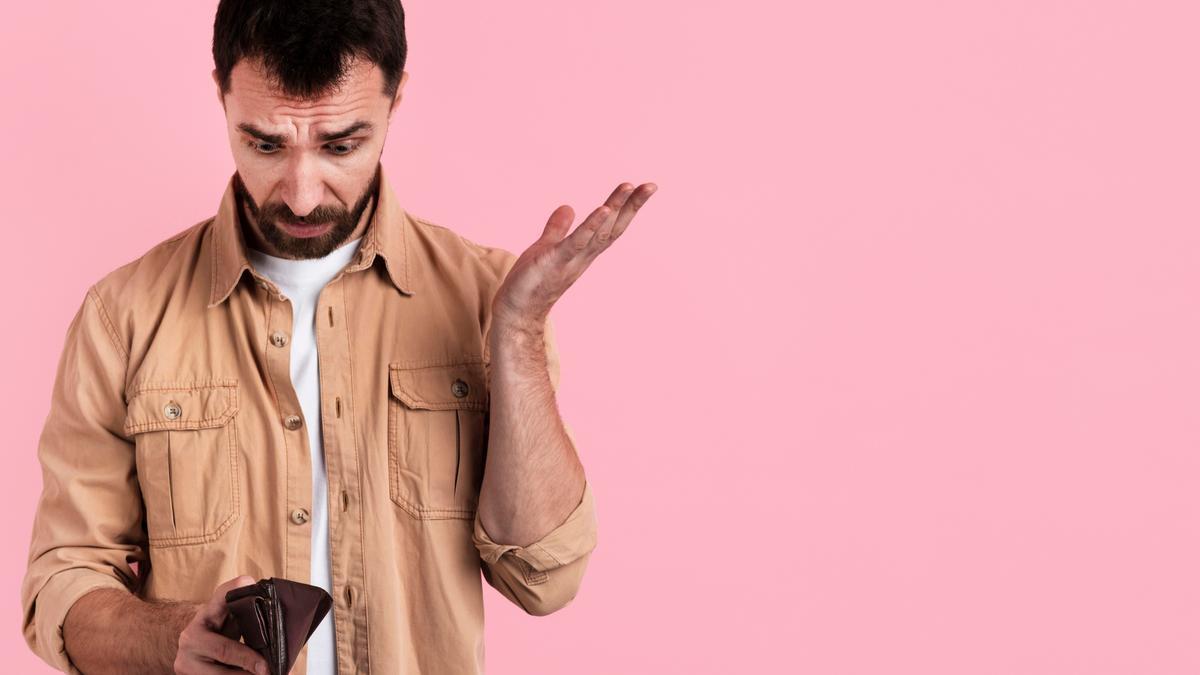 Hombre se queda sin dinero por ser estafado.