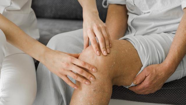 La vasculitis provoca inflamación de los vasos sanguíneos.