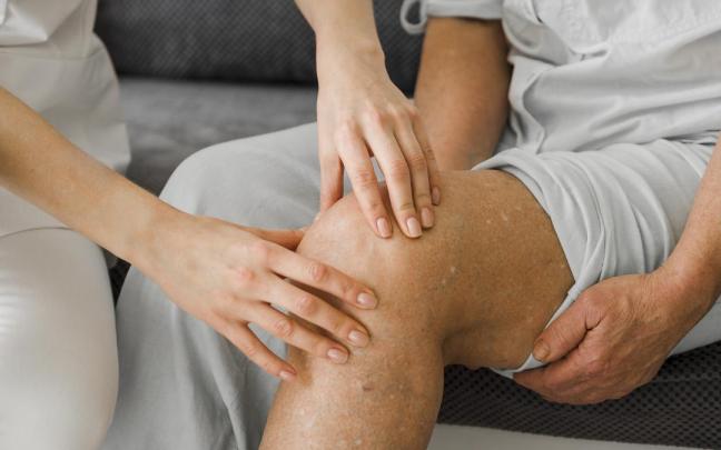 La vasculitis provoca inflamación de los vasos sanguíneos.