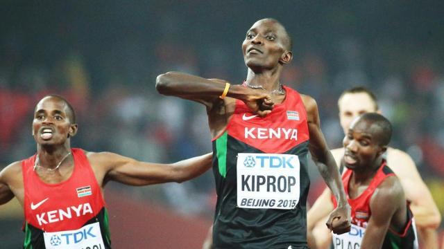 El keniano Asbel Kiprop celebra su tercer título de campeón mundial de 1.500 metros.