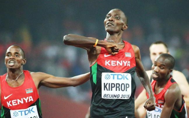 El keniano Asbel Kiprop celebra su tercer título de campeón mundial de 1.500 metros.