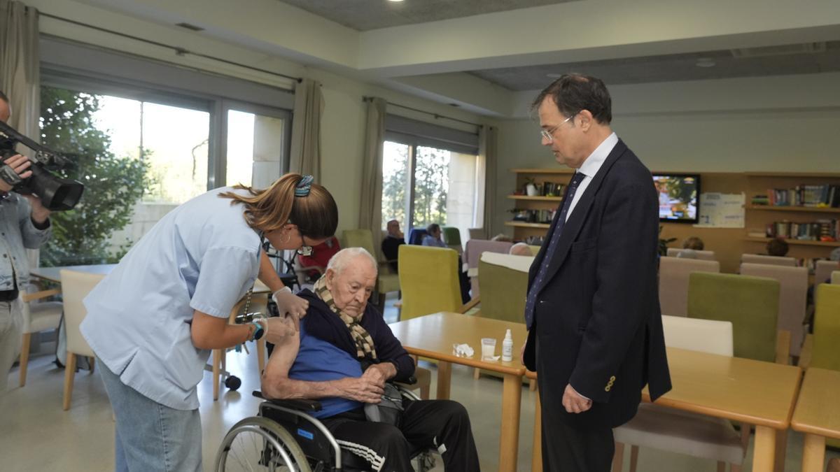 El consejero de Salud, Alberto Martínez, visita la residencia Colisée Miñano en Álava para conocer el proceso de vacunación
