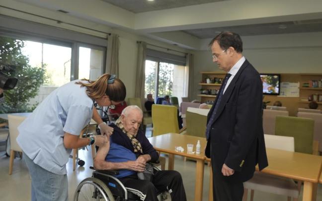 El consejero de Salud, Alberto Martínez, visita la residencia Colisée Miñano en Álava para conocer el proceso de vacunación