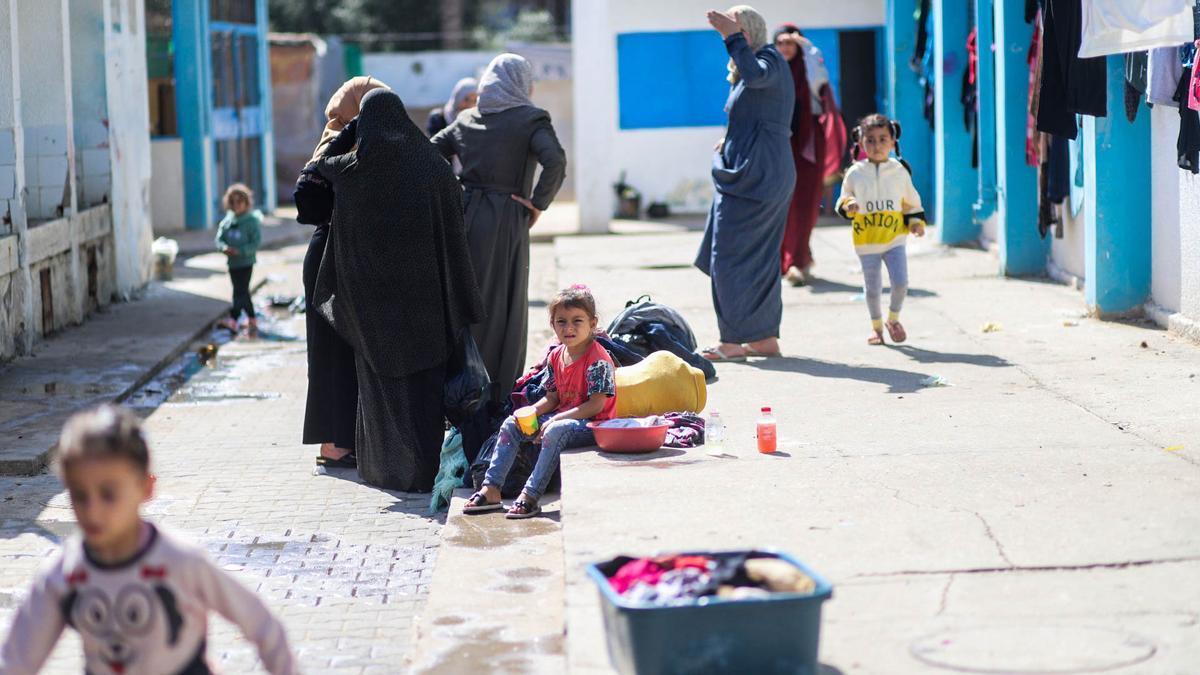 Civiles palestinos refugiados en una escuela de la UNRWA en Gaza.