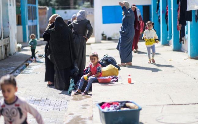 Civiles palestinos refugiados en una escuela de la UNRWA en Gaza.