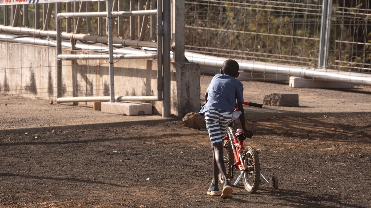 Un menor migrante con una bicicleta en El Hierro.