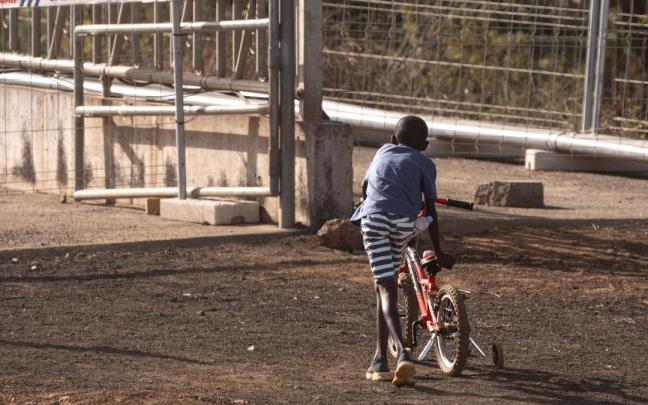 Un menor migrante con una bicicleta en El Hierro.
